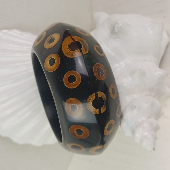 KJL Black Lucite & Golden Tan Bicone Knife Edge Stamped Bangle Bracelet - Picture 2 of 10